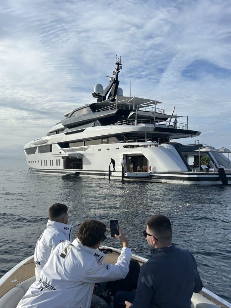 Prise de vue d'un superyacht depuis une annexe