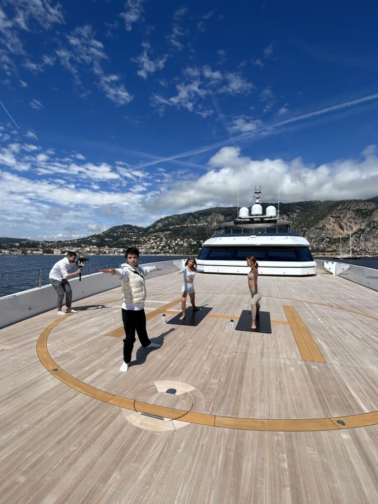 Shooting sur le pont d'un yacht