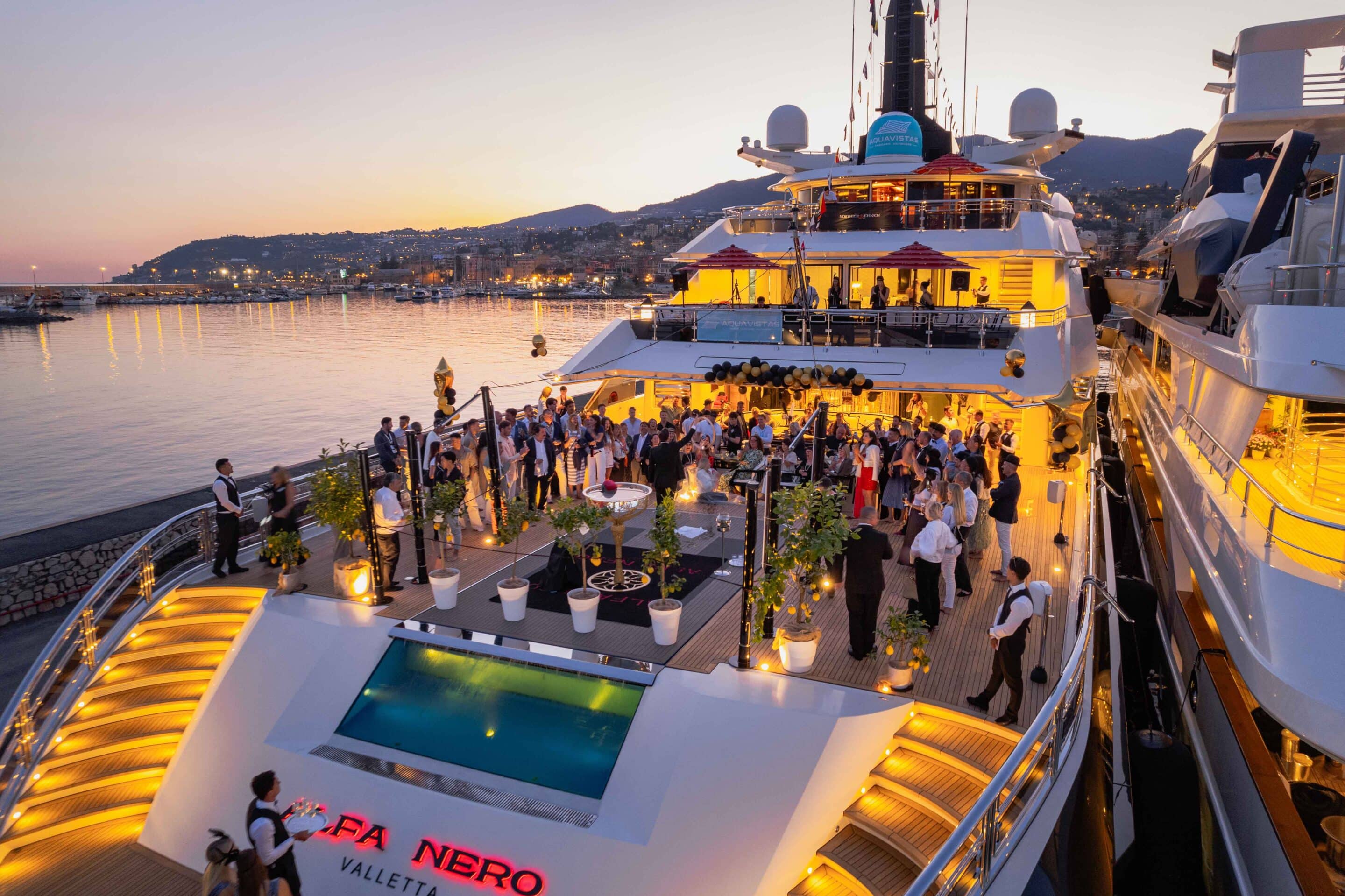 Yacht le long des pontons — MYS