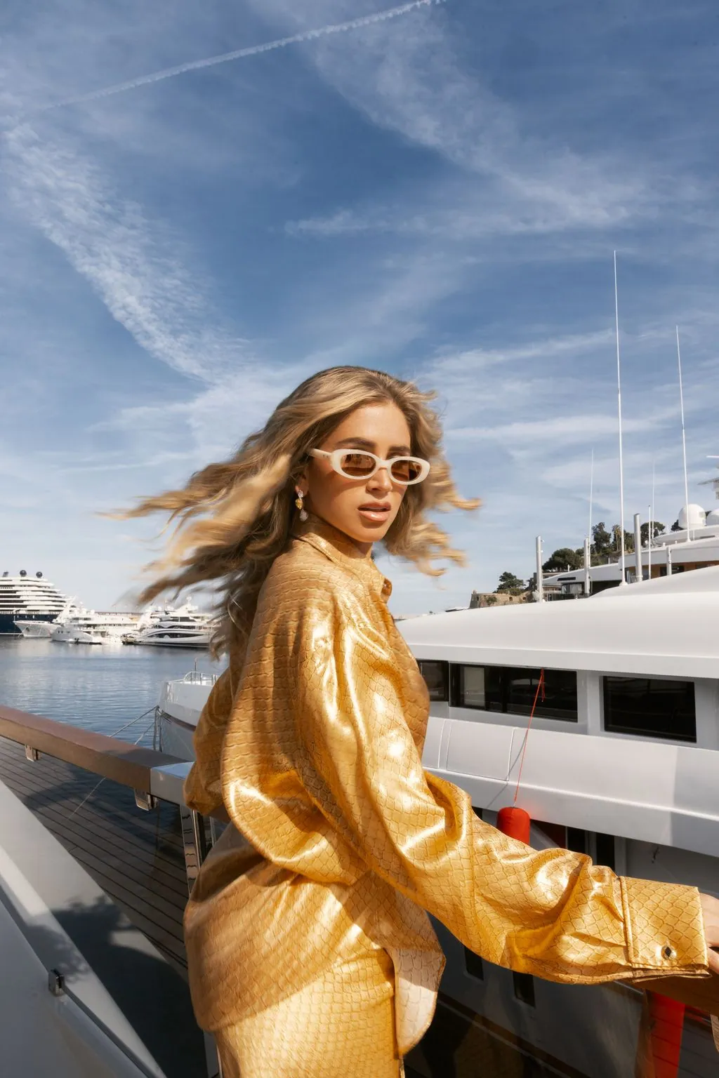 Séance photo de mode sur le pont d’un yacht à Monaco Fashion shoot on the deck of a yacht in Monaco