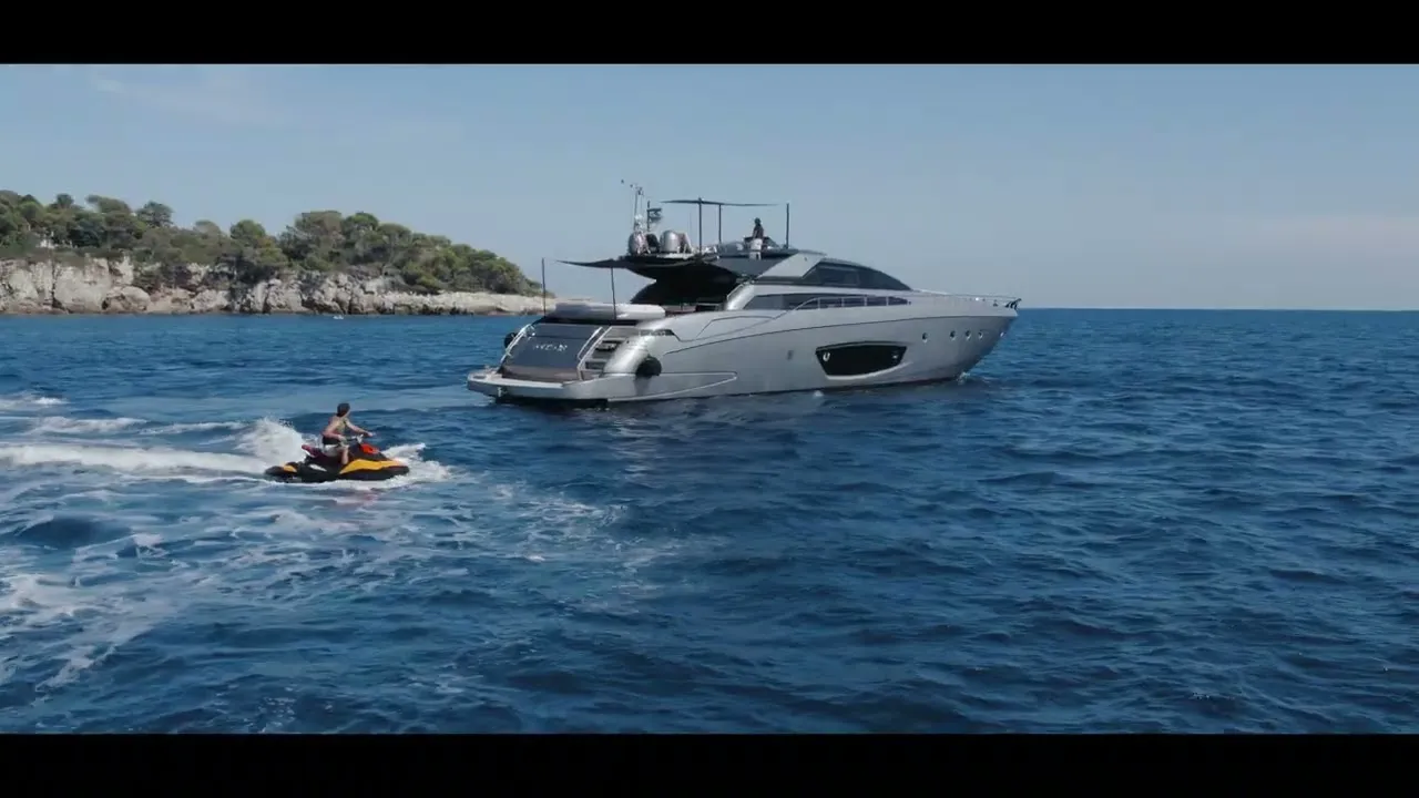 Riva 86 Domino — Yacht film under way