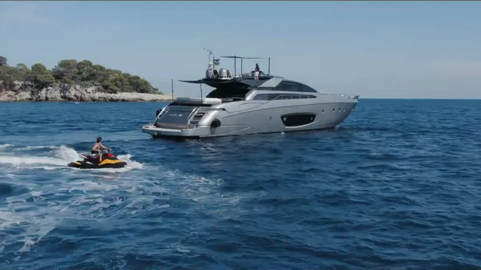 Voltage — Yacht film
